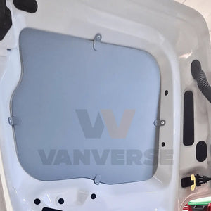 Panel de polipropileno montado en las puertas interiores de una furgoneta mediana de carga.