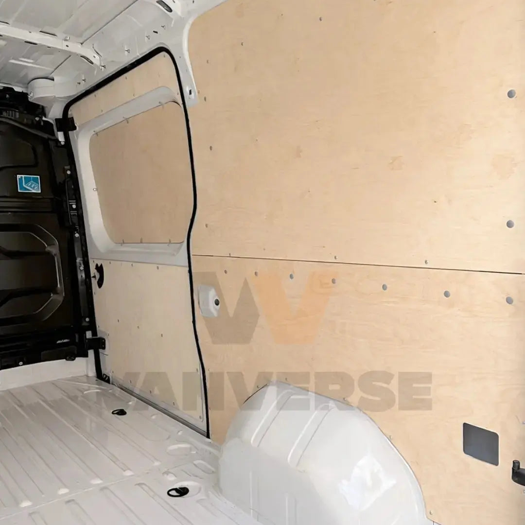 Revestimiento lateral interior de contrachapado para furgoneta grande, diseñado para proteger la carrocería de golpes y desgaste.