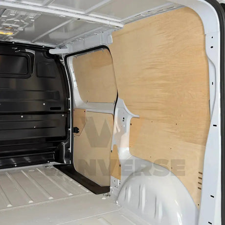 Revestimiento lateral interior de contrachapado para furgoneta mediana, diseñado para proteger la carrocería de golpes y desgaste.