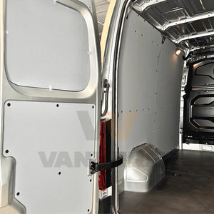 Revestimiento lateral interior de contrachapado premium gris en furgoneta grande, diseñado para proteger la carrocería de golpes y desgaste.