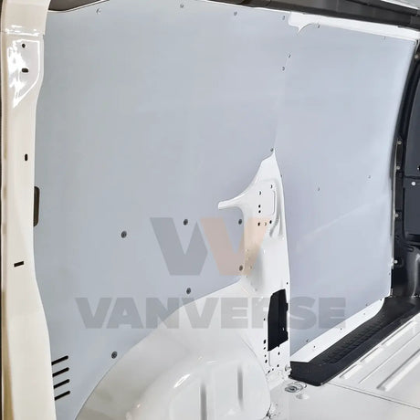 Revestimiento lateral interior de polipropileno para furgoneta mediana, diseñado para proteger la carrocería de golpes y desgaste.