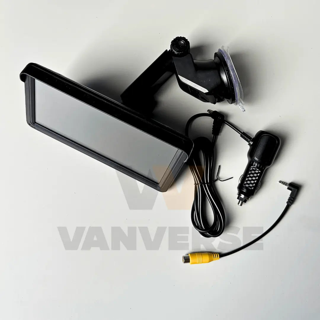 Pantalla multimedia y accesorios incluidos en la caja