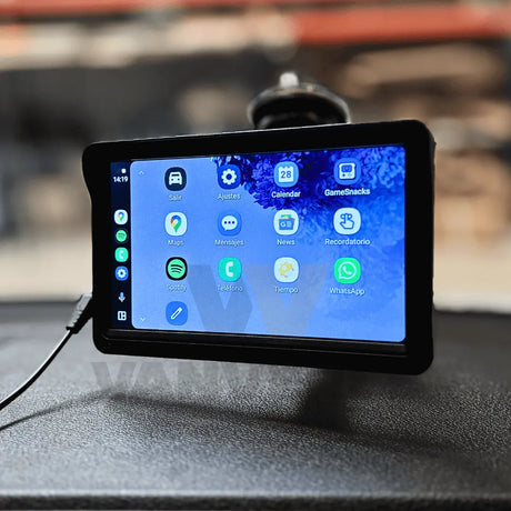 Detalle de la pantalla multimedia Carplay y Android Auto instalada en el interior del vehículo