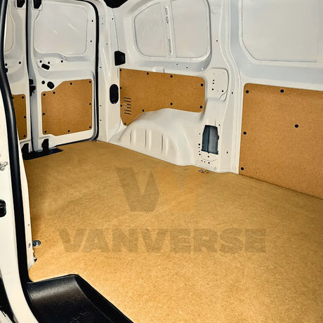 Revestimiento interior básico de furgoneta con suelo DM instalado