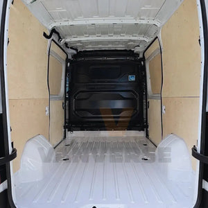 Revestimiento interior lateral de contrachapado estándar instalado en furgoneta comercial grande.