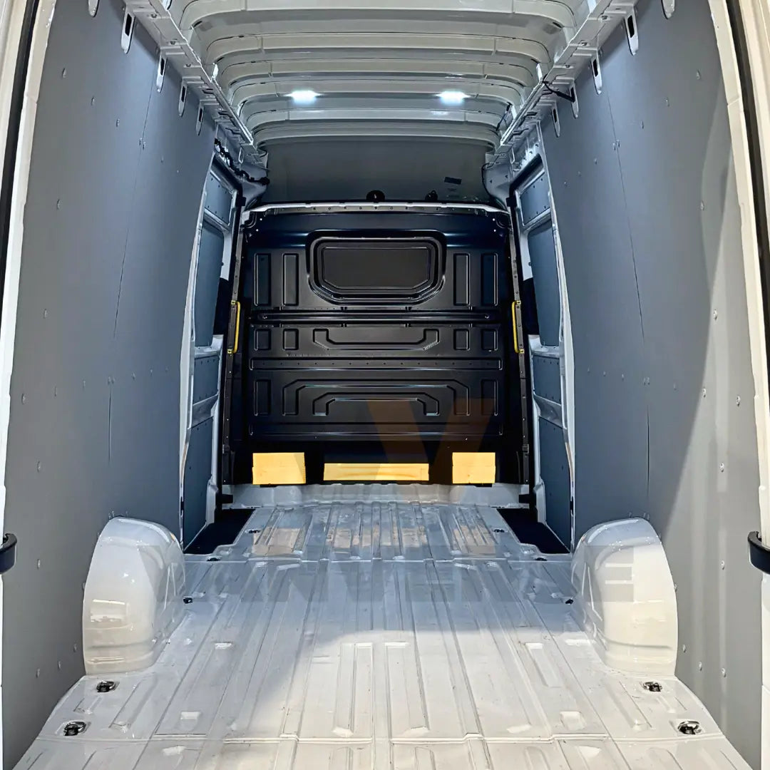 Revestimiento interior lateral de polipropileno gris instalado en furgoneta comercial grande.