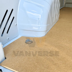 Suelo DM con punto de amarre instalado en furgoneta