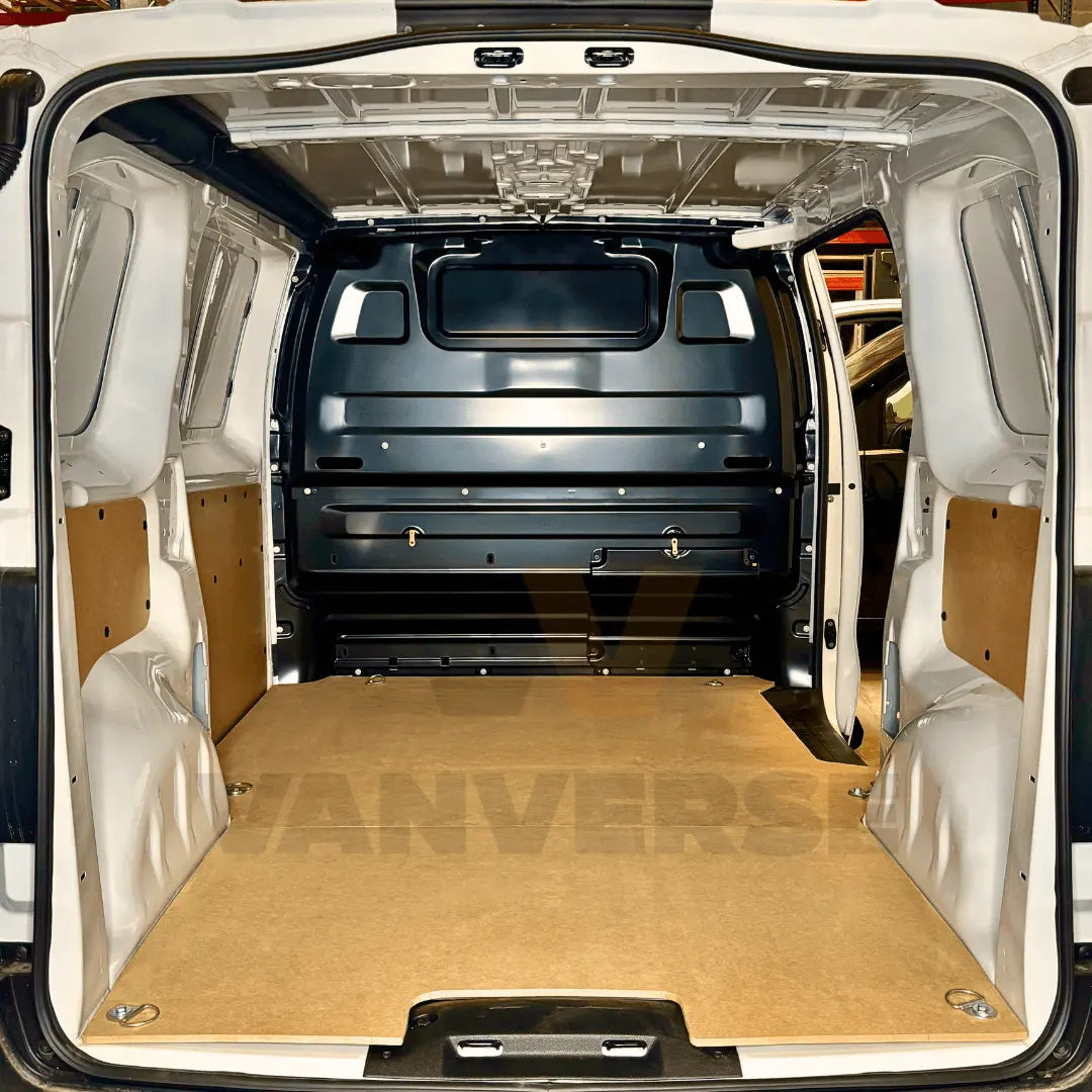 Vista general del suelo DM colocado en el interior de una furgoneta.