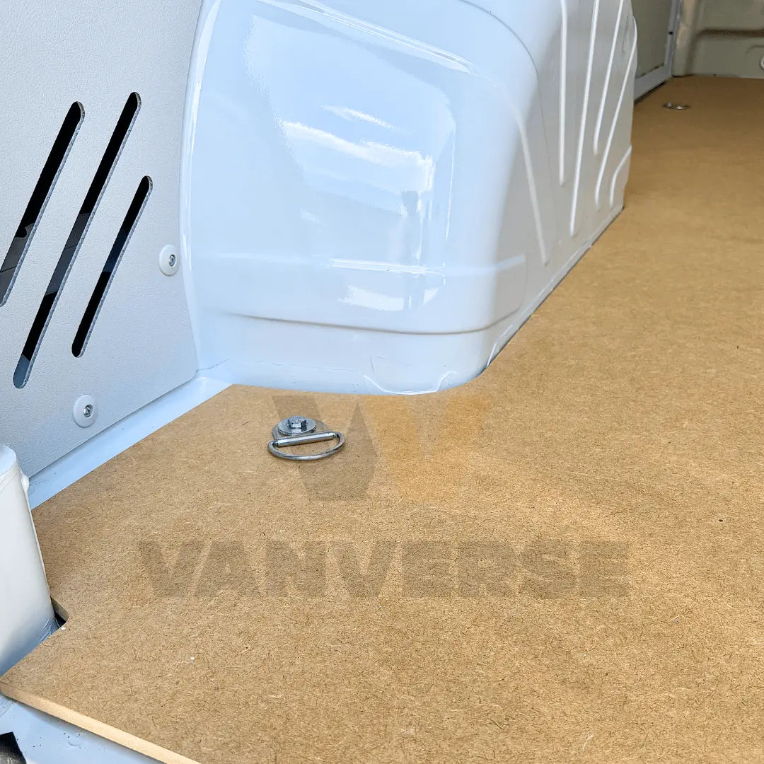 Suelo DM con punto de amarre instalado en furgoneta.