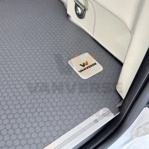 Detalle del suelo fenólico gris instalado, con textura antideslizante, perfil de aluminio y placa VanVerse.