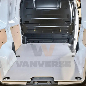 Suelo fenólico gris instalado en furgoneta mediana