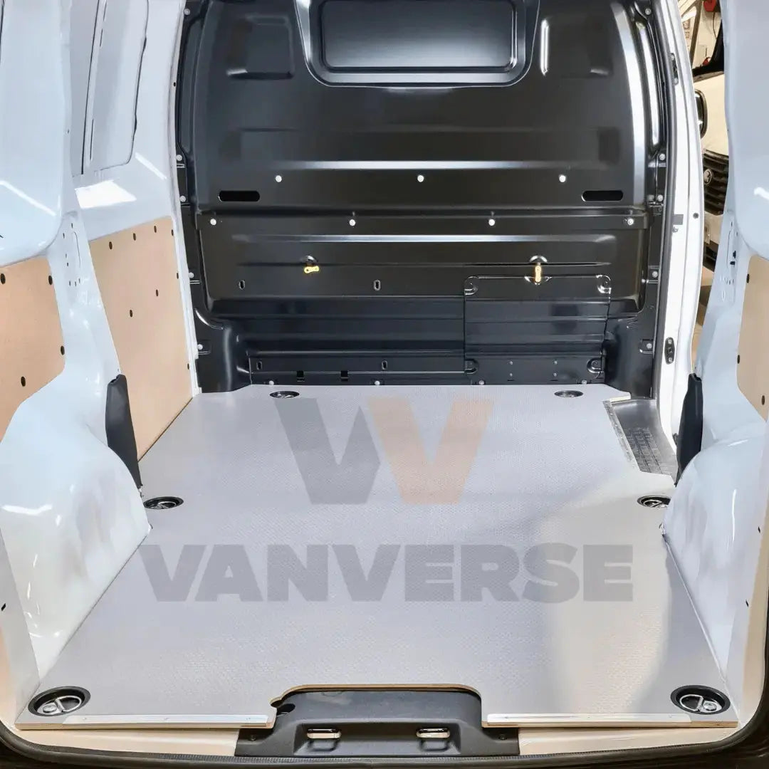 Suelo fenólico gris instalado en furgoneta