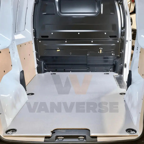 Suelo fenólico gris instalado en furgoneta