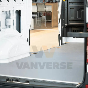 Suelo fenólico gris instalado en la zona de carga de una furgoneta grande