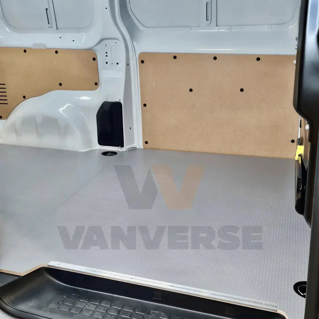 Suelo fenólico gris instalado en la zona de carga de una furgoneta