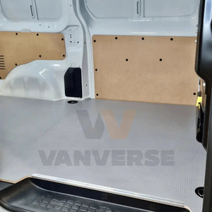 Suelo fenólico gris instalado en la zona de carga de una furgoneta