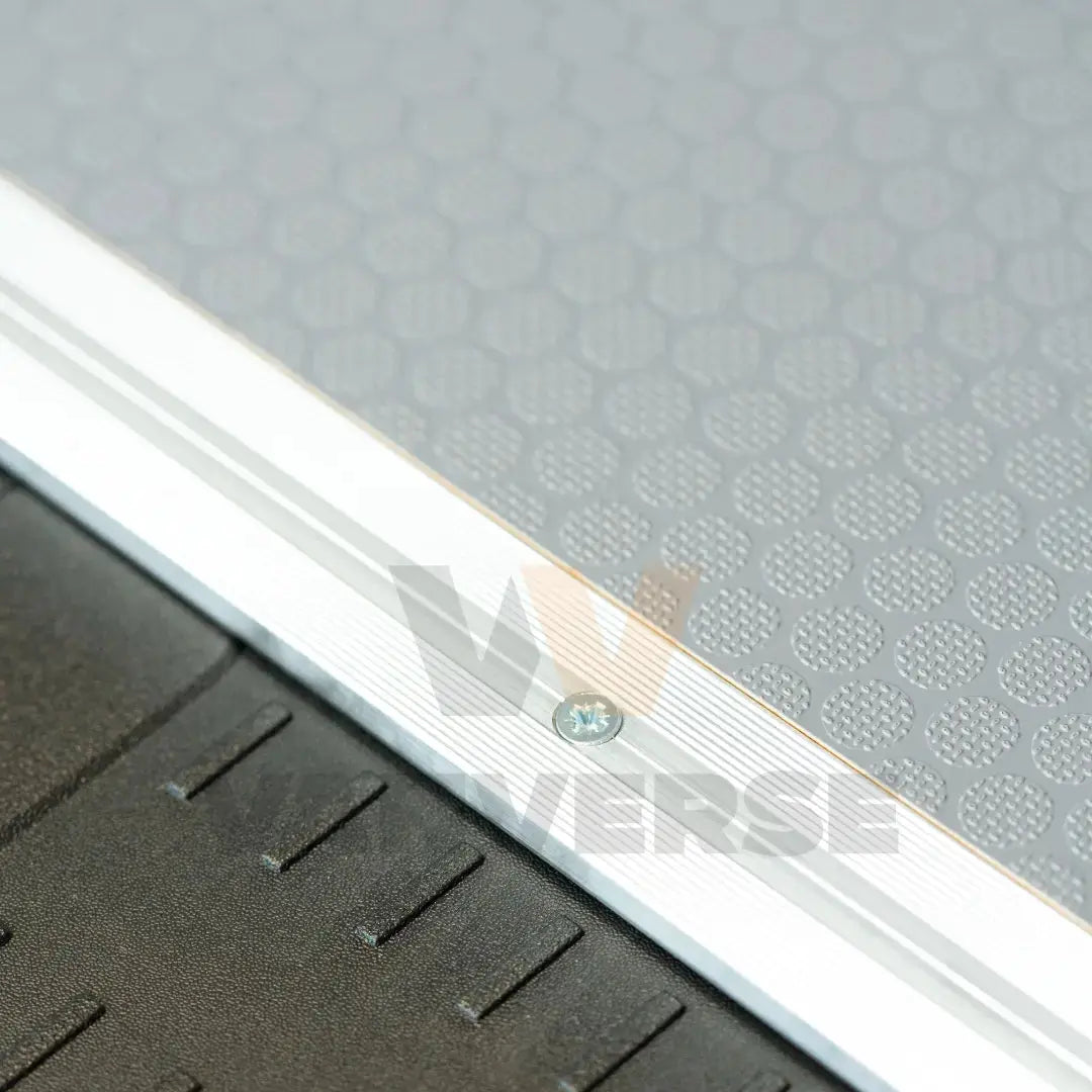 Suelo fenólico gris con superficie texturizada y antideslizante para mejorar la seguridad durante el transporte