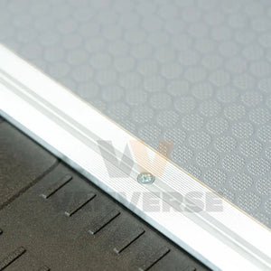 Suelo fenólico gris con superficie texturizada y antideslizante para mejorar la seguridad durante el transporte