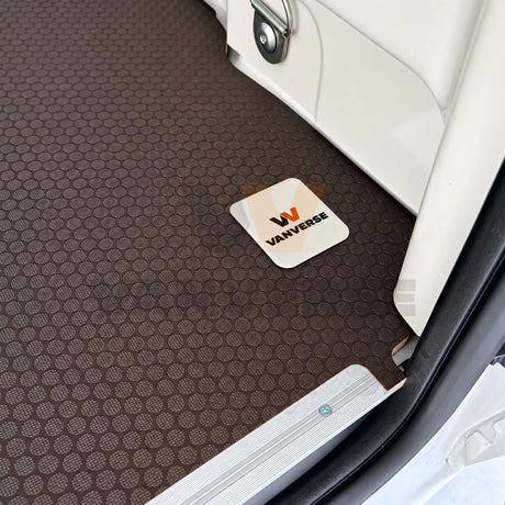 Detalle del suelo fenólico marrón instalado, con textura antideslizante, perfil de aluminio y placa VanVerse.