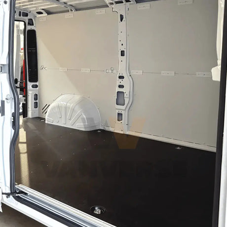 Suelo fenólico marrón instalado en el interior de una furgoneta grande.