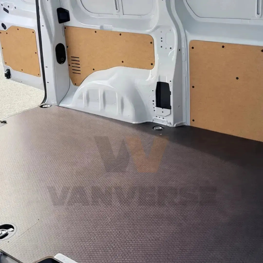 Suelo fenólico marrón instalado en el interior de una furgoneta mediana.