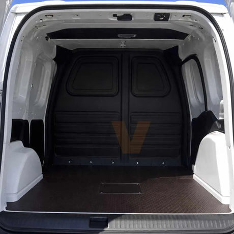 Suelo fenólico marrón instalado en el interior de una furgoneta pequeña.