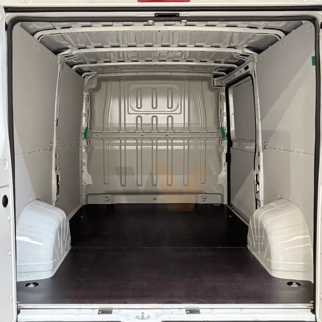 Suelo fenólico marrón preparado para uso intensivo en la zona de carga de una furgoneta grande.