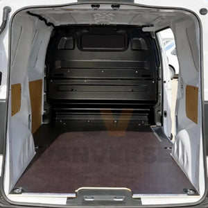 Suelo fenólico marrón preparado para uso intensivo en la zona de carga de una furgoneta mediana.