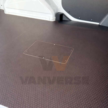 Suelo fenólico marrón preparado para uso intensivo en la zona de carga de una furgoneta pequeña.