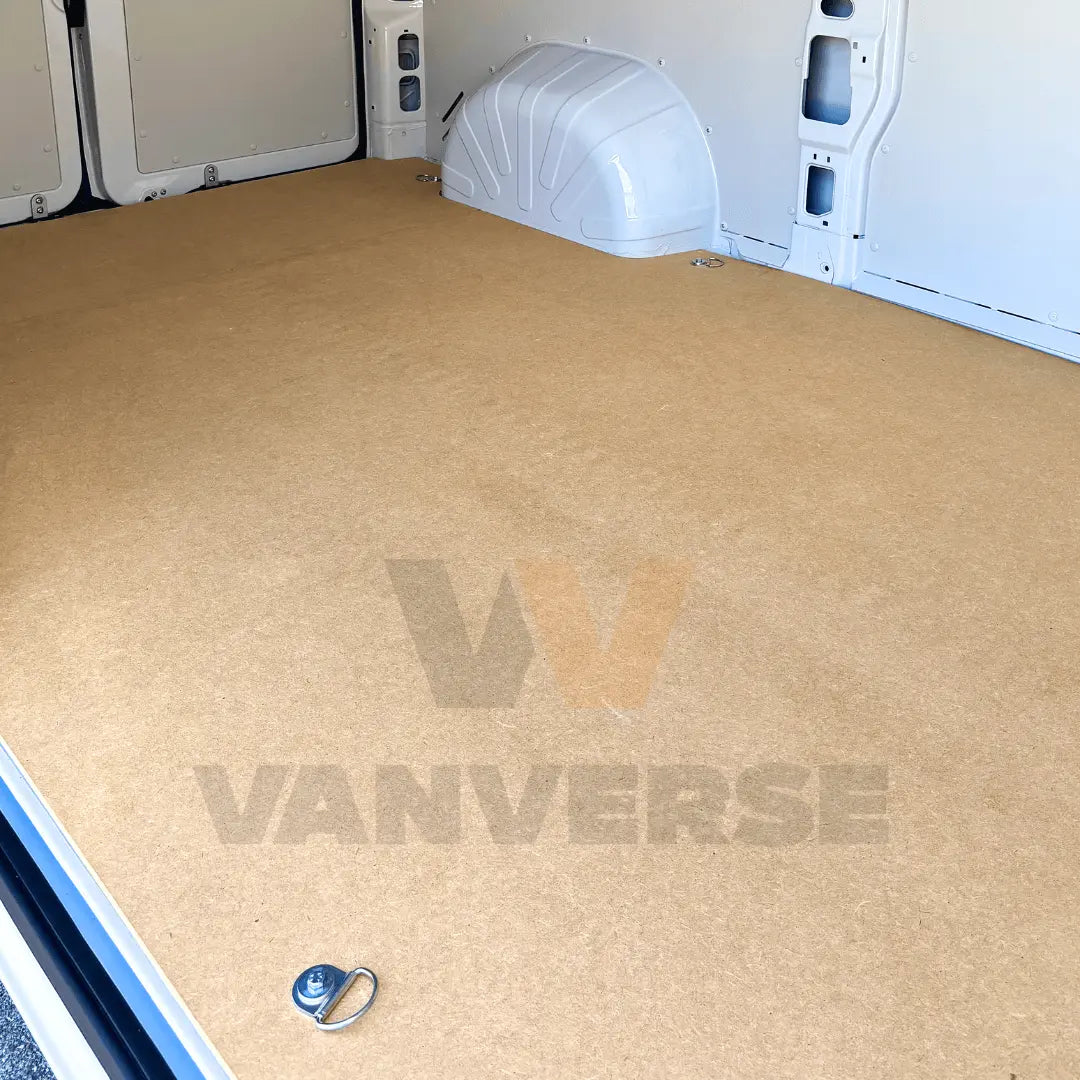 Suelo de madera DM instalado en furgoneta grande