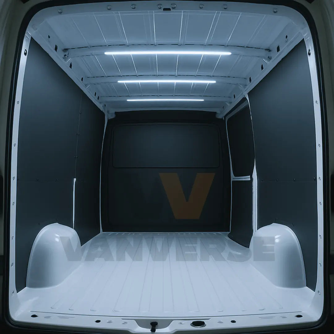 Iluminación interior con tira LED en el techo de la furgoneta