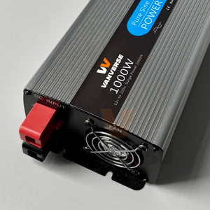 Parte trasera del inversor con ventilador de refrigeración y entrada DC 12V