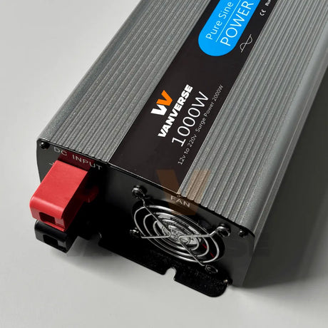 Parte trasera del inversor con ventilador de refrigeración y entrada DC 12V