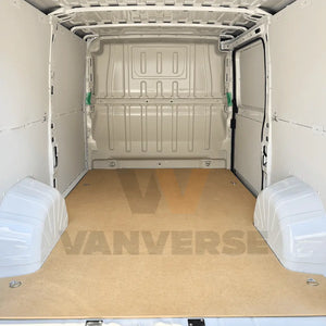 Vista general del suelo DM colocado en el interior de una furgoneta grande