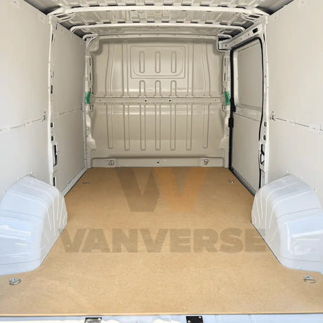 Vista general del suelo DM colocado en el interior de una furgoneta grande