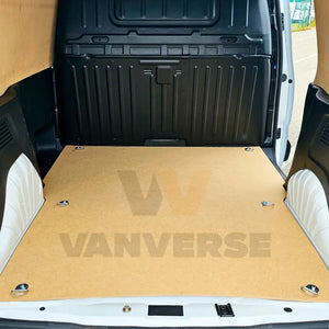 Vista general del suelo DM colocado en el interior de una furgoneta